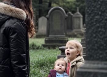 Девушка пришла на кладбище с малышом, когда увидела