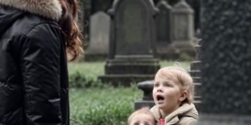 Девушка пришла на кладбище с малышом, когда увидела
